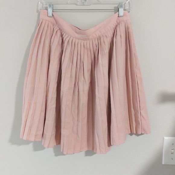 H&M Dresses & Skirts - H&M soft pink pleated skirt